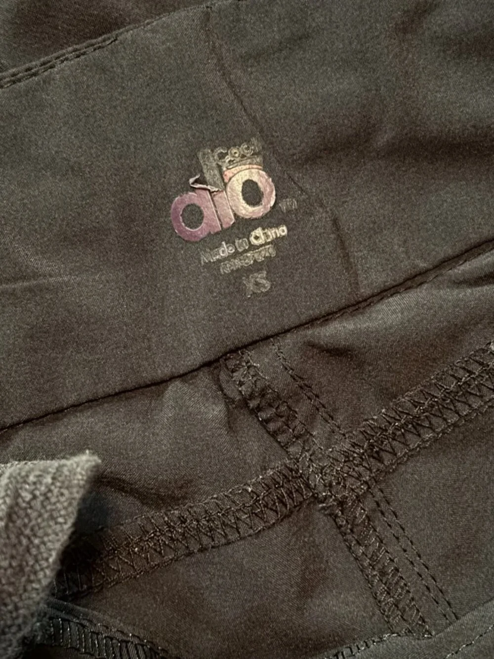 Vintage Alo Yoga Black Cargo Capri Pants Size XS 30” Waist Athleisure Workout